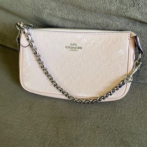 LARGE WRISTLET 19 (COACH F11940)
SILVER/LIGHT PINK